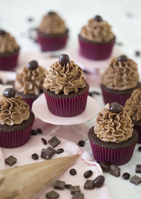 The easiest Mocha cupcakes recipe! Its really easy to make those swirls on the cake.  #cupcakes #mocha #coffee #coffeecupcakes #coffeedesserts #coffeerecipes #recipes #desserts #preppy #preppykitchen  https://preppykitchen.com/mocha-cupcakes/ Cake Mix Cupcakes, Delicious Cupcakes Recipes, Chocolate Covered Espresso Beans, Mocha Cupcakes, Mocha Cake, Chocolate And Coffee, Coffee Cupcakes, Preppy Kitchen, Banana Cupcakes