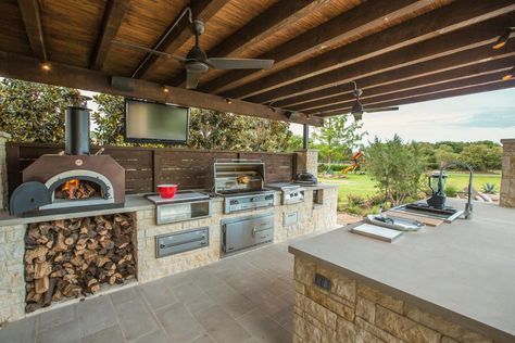 HGTV presents an outdoor entertaining area featuring a large inground pool with a nearby dining area. In addition, the space has… Kitchen With Pizza Oven, Kitchen Ikea, Outdoor Kitchen Countertops, Modern Outdoor Kitchen, Outdoor Kitchen Appliances, Backyard Kitchen, Patio Kitchen, Outdoor Kitchen Patio, Have Inspiration