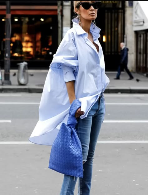 Couture Dior, Oversized Shirt Outfit, White Shirt Outfits, Dress Up Jeans, Walking Down The Street, Oversized Button Down Shirt, Moda Chic, Mode Casual, Looks Chic