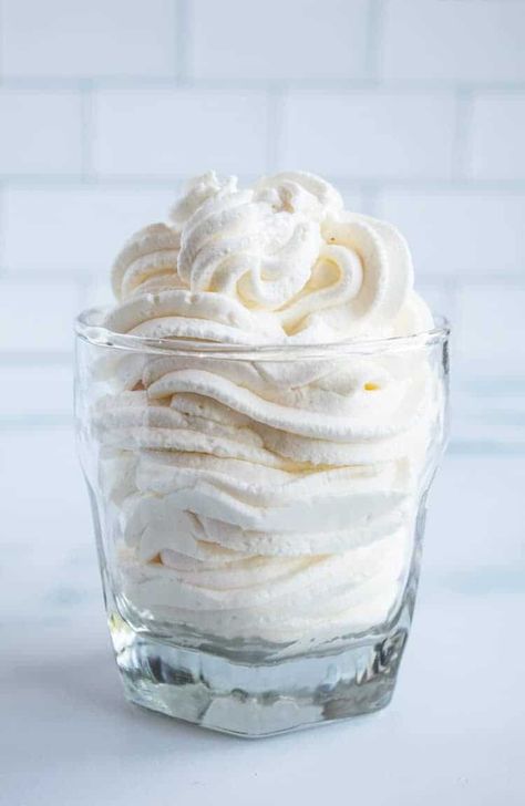 This Keto Whipped Cream is incredibly easy to make and doesn't have any added sugar or weird fillers. Use it to top all of your favorite keto desserts, keto coffees, and sweet keto snacks. Great for keto baking! Keto Fluff, Vanilla Bean Whipped Cream, Vanilla Bean Recipes, Keto Whipped Cream, Whipped Cream Desserts, Cool Whip Desserts, Keto Fudge, Keto Baking, Desserts Keto