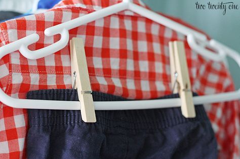 Instead of buying separate pants hangers, use clothespins to hang baby pants on regular baby hangers. Nursery Closet Organization, Baby Hangers, Baby Clothes Sale, Closet Hacks Organizing, Crazy House, Baby Clothes Organization, Nursery Closet, Hanger Diy, Pant Hangers