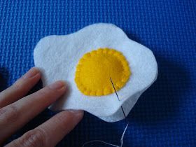 Cute Tutorial, Felt Egg, Felt Food Diy, Felt Play Food, Huevos Fritos, Plastic Easter Eggs, Fish Crafts, Food Patterns, Easter Eggs Diy