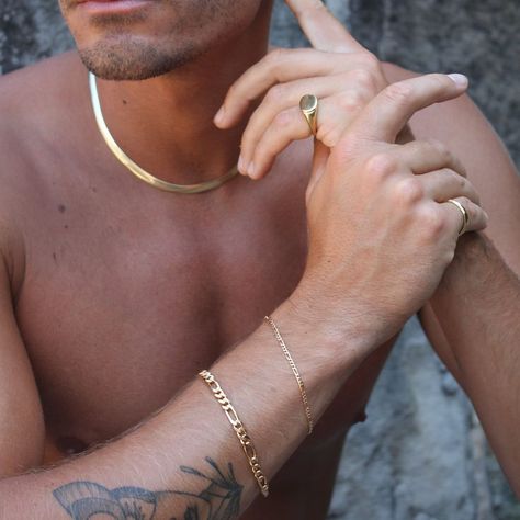 Mens Jewelry Aesthetic, Guys Bracelets, Guy Jewelry, Guys Ear Piercings, Aesthetic Tips, Figaro Bracelet, Gold Arm Band, Rings Style, Mens Silver Jewelry