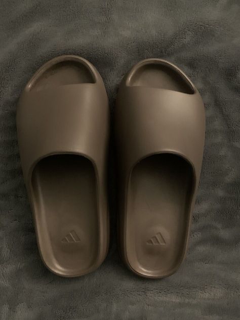 Size 9.5 Brown Yeezy Slides | Good Condition | New No Box | Fast Shipping Get a price at https://copapair.com/size-9-5-brown-yeezy-slides-good-condition-new-no-box-fast-shipping/ Brown Yeezy Slides, Yeezy Slides, Brown Outfit, New Sneakers, Handbag Shoes, Christmas Wishlist, Slides, Slippers, Handbags