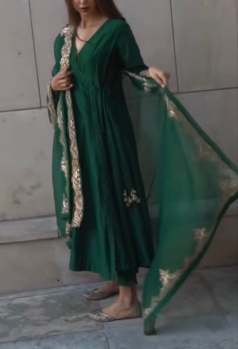 Designer Suits For Women Indian, Green Suits, Simple Indian Suits, Anarkali Dress Pattern, Pakistani Fashion Party Wear, Beautiful Pakistani Dresses, Indian Dresses Traditional, Traditional Indian Outfits, Kurti Designs Party Wear