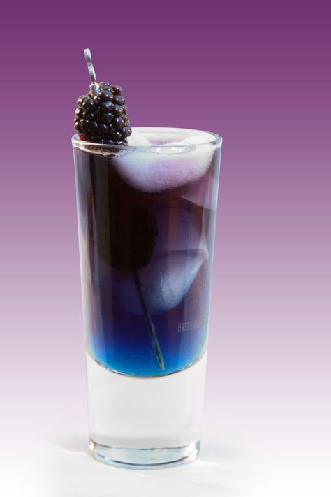 This Raven Will Test Your Bartending Skills Dark Blue Cocktails Drink, Dark Blue Cocktails, Raven Cocktail, Cocktail Vodka, Blue Drink, Chill Drinks, Blue Drinks, Blue Cocktails, Blue Curacao