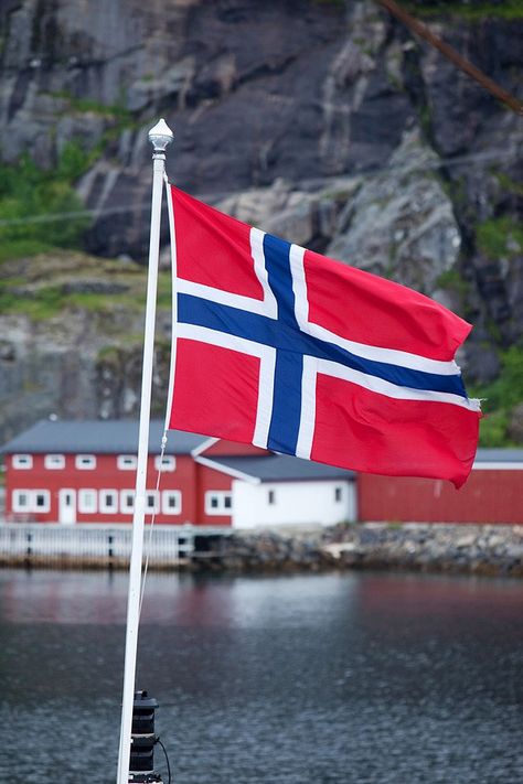 Norway oh how I love this flag!!!! Norwegian Heritage, Norway Viking, Norway Flag, Beautiful Norway, Scandinavian Countries, Nordic Countries, Norway Travel, A Flag, Flags Of The World