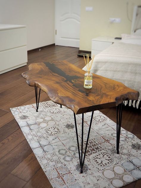 This live edge end table is meticulously crafted from high-quality walnut, showcasing the rich and warm tones of the wood. The modern aesthetic of this unique table adds a touch of refinement to your living space, making it an ideal centerpiece for your daily gatherings or evening relaxation. As more than just furniture, this walnut coffee table becomes a statement piece that goes beyond the ordinary. Its live edge design adds a rustic yet sophisticated touch, making it a unique housewarming gif River Coffee Table, Coffee Table Rustic, Natural Edges, Wood Slab Table, Natural Wood Table, Woodwork Diy, Table Live Edge, Live Edge Coffee Table, Slab Table