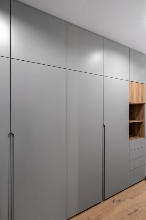 Grey Color Wardrobe Design, Grey Cubbords, Light Grey Wardrobe Bedroom, Grey Closet Ideas, Grey Bedroom Cupboards, Gray Wardrobe Bedroom, Duco Finish Wardrobe, Wordrop Ideas Room, Light Grey Wardrobe