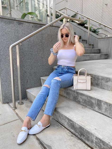 Mules Jeans Outfit, Zapatos Mules Outfit, Outfit With Mules Flats, Mules And Jeans Outfit, White Mule Outfit, Mules Outfit Summer, Flat Mules Outfit, White Mules Outfit, Blue Jean Heels