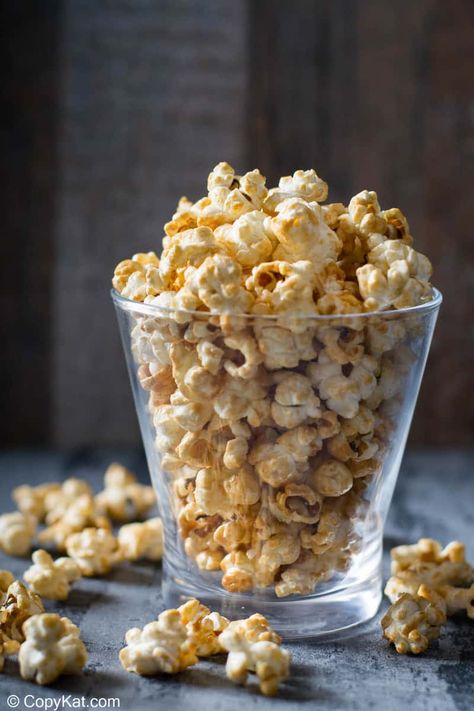 Easy Caramel Popcorn made with Karo corn syrup, brown sugar, butter, and vanilla is a tasty snack everyone will enjoy. Find out how to make homemade caramel corn coating on the stovetop then simply toss with popcorn and bake in the oven. Make it with nuts for extra crunchy caramel popcorn. It's a wonderful DIY holiday gift and perfect for movie night. #popcorn #popcornrecipes #caramelpopcorn #caramelcorn #snackideas #snackfood #diygiftideas Vegan Butterbeer, Caramel Corn Easy, Watching Harry Potter, Homemade Caramel Corn, Crunchy Caramel, Popcorn Recipes Easy, Popcorn Recipes Caramel, Karo Syrup, Popcorn Balls