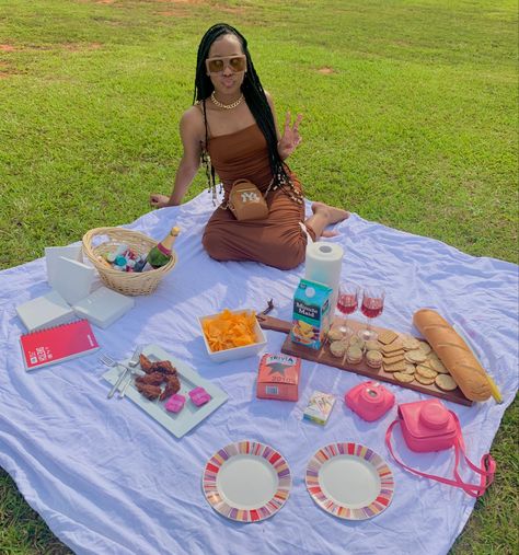 Cute Girly Picnic Ideas, Picnic Ideas Black People, Picnic With Girlfriends, Picnic Date Outfits Black Women, Picnic Date Ideas Black Couples, Picnic Black Women, Lesbian Picnic Date Ideas, Solo Picnic Ideas, Picnic Ideas For Friends