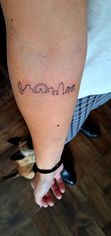 Single-line tattoo London skyline Berlin Tattoo Ideas, London Tattoo Ideas, London Skyline Tattoo, Running London, England Tattoo, Vienna Tattoo, Train Tattoo, Bridge Tattoo, Skyline Tattoo