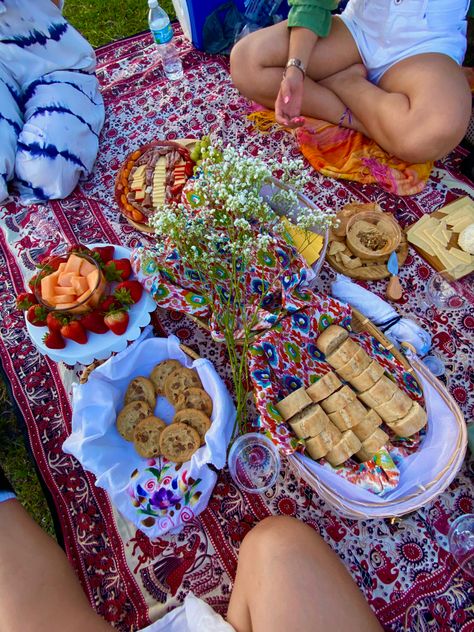 #picnic #aesthetic #food #girls #flowers #hippie #boho #cottagecore Summer Aesthetic Picnic, Hippie Food Ideas, Hippie Activities, Picnic Aesthetic Food, Birthday Potluck, Birthday Picnic Aesthetic, Mexican Picnic, Friend Picnic, Abby Core