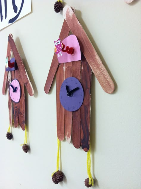 Germany - Cuckoo clock craft idea using popsicle sticks, easy enough to reproduce, no link though Germany Crafts, Germany For Kids, German Clock, Around The World Theme, Christmas In Germany, Clock Craft, Cuckoo Clocks, World Thinking Day, Holidays Around The World