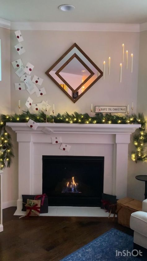 Outdoor Harry Potter Christmas Decor, Harry Potter Christmas Mantle, Harry Potter Christmas Ideas, Hogwarts Christmas Decorations, Harry Potter Christmas Decorations Diy, Hogwarts Floating Candles, Diy Harry Potter Christmas, Harry Potter Christmas Diy, Christmas Hogwarts