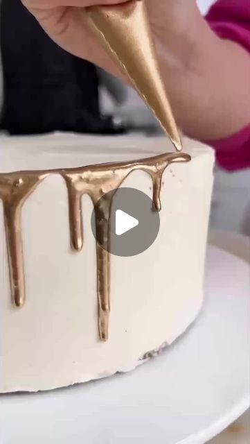 The Cake Decorating Company on Instagram: "The 3 ingredient gold cake drip we've all been waiting for! 🤯🙌⁠  @sugargeekshow has shared exactly how it's done... ⁠   ‼️Please note - be sure to always use edible gold dust when intended for consumption." Gold Dust Cake Decoration, White Cake With Gold Drip, How To Make Gold Drip For Cake, White Gold And Black Cake, White And Gold Drip Cake, Gold Dust Cake, Gold Cake Drip, Chocolate And Gold Cake, White And Golden Cake