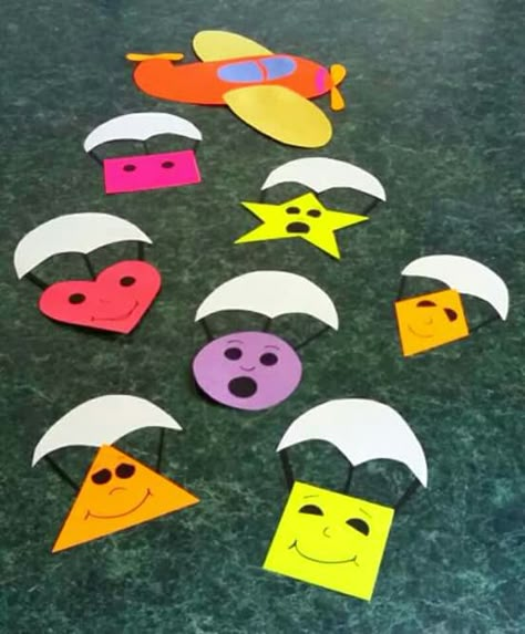 Parachuting shapes bulletin board #school Shape Board Preschool, Shapes Softboard Ideas, Colors And Shapes Bulletin Board Ideas, Shapes Classroom Decoration, Shape Bulletin Boards Preschool, Shapes Decorations Classroom, Shapes Bulletin Board Ideas, Preschool Creative Art, Shapes Kindergarten