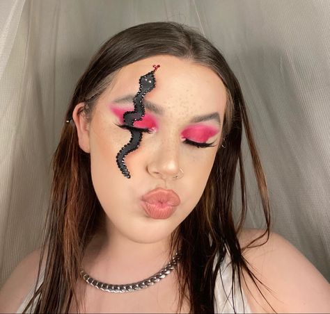 Snake Makeup Look, Snake Makeup, Fade Into Hue, Festival Makeup, Makeup Inspo, Face Paint, Carnival Face Paint, Halloween Face, Face Makeup