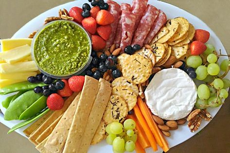 nibbles platter for budget entertaining Pre Dinner Nibbles, Nibbles Platter, Nibbles Ideas, Easy Dinners To Cook, Ramen Dinner, Nibbles For Party, Breakfast Easy, Snack Platter, Chips Ahoy