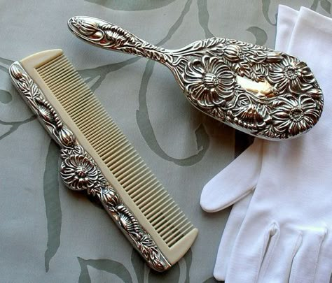 Resultado de imagen de Witchcraft Spells Silver Vanity Set, Victorian Vanity, Silver Vanity, Hand Mirrors, Vanity Sets, Antique Vanity, Vintage Soul, Vintage Things, Vintage Vanity