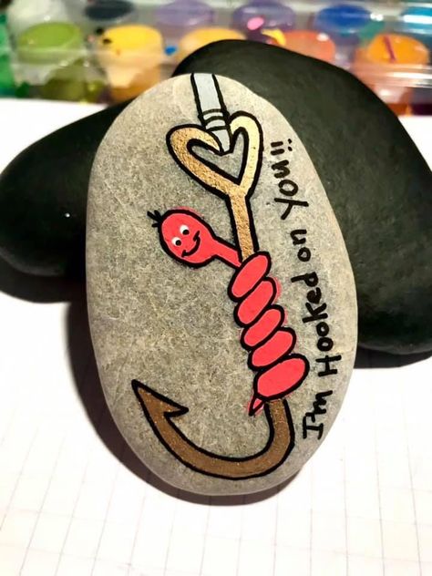 Rock Painting Funny Faces, Medical Painted Rocks, Rock Painting Ideas For Boyfriend, Couple Rock Painting Ideas, Anniversary Rock Painting Ideas, Rock Painting For Boyfriend, Funny Painted Rocks Ideas, Cool Rock Painting Ideas Funny, Cute Paintings For Boyfriend