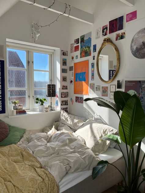 Small Room With Double Bed, Bedroom Street Style, Street Style Decor, Room Ideas Street Style, Nyc Bedroom Ideas, Room Street Style, Cool Girl Bedroom, Artsy Bedroom Decor, Party Street Style