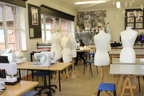 Fashion Design Classroom, Sewing Classroom, Fashion Designing Institute, Fashion Show Design, Fashion Design School, High School Fashion, Best Costume Design, University Style, Music Festival Fashion