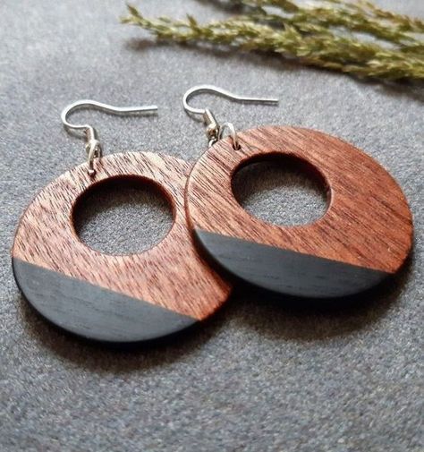 Wooden Earring Ideas, Wooden Jewelry Handmade, Wooden Earrings Diy, Wooden Earrings Handmade, Wooden Fashion, Metal Art Jewelry, Terracotta Jewellery Designs, Wood Jewelery, Engraved Earrings