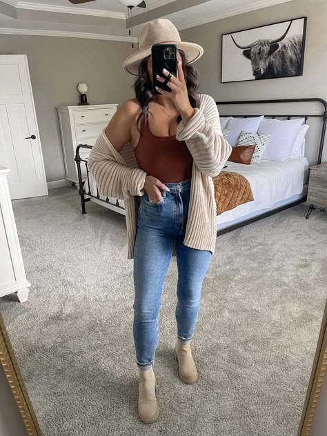 Cardigan Outfit Oversized, Fall Chelsea Boots, Chelsea Boots And Jeans, Brown Bodysuit Outfit, Fall Bodysuit Outfit, Oversized Cardigan Outfit, Body Suit Outfit, Fall Bodysuit, Chelsea Boots Outfit