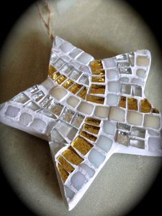 Mosaic Ornaments, Mosaic Star, White And Gold Christmas, Mosaic Christmas, Christmas Mosaics, Homemade Christmas Tree, Mosaic Inspiration, Mosaic Madness, Dekor Diy