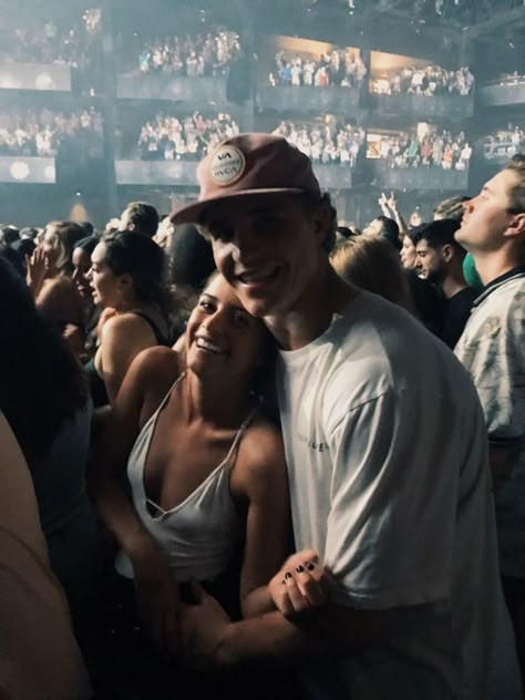 Concert With Boyfriend, Bf Goals, Country Relationships, Country Couples, The Love Club, Goals Pictures, Boyfriend Goals, Cute Couples Photos, Relationship Goals Pictures