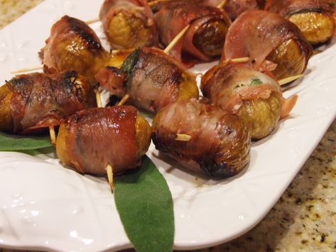 prosciutto/sage wrapped figs stuffed with feta....hello @Stephanie Alejandrino Fig Appetizer Recipes, Dinner Party Drinks, Fig Appetizer, Dried Fig Recipes, Dried Fig, Souvlaki Recipe, Greek Appetizers, Greek Dinners, Dum Dums