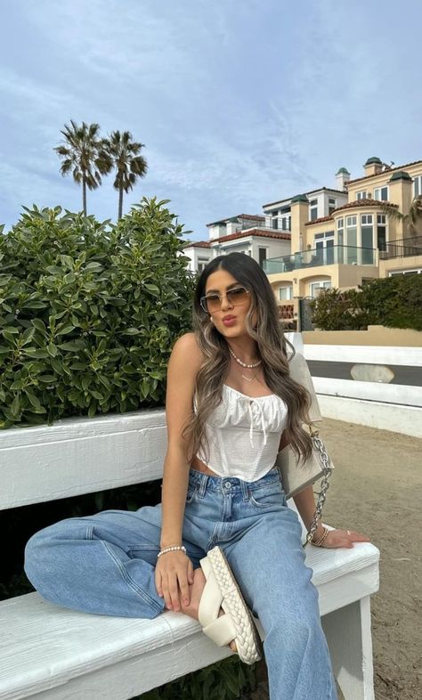 White Top And Blue Jeans, Hair Casual, Crop Top Blanco, Girls Night Dress, Dyson Hair, Spring Ootd, Blue Jean Outfits, Ootd Spring, Neutral Style