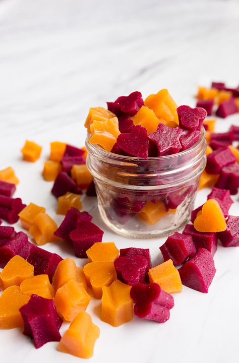 Healthy homemade fruit snacks with vegetables! Grass fed gelatin, pureed fruit and veggies are a lunch box treat or healthy snack for kids. Snacks With Veggies, Diy Fruit Snacks, Snacks Homemade, Fruit Gummies, Homemade Fruit Snacks, Healthy Afternoon Snacks, Healthy Protein Snacks, Quick Healthy Snacks, Kid Snacks