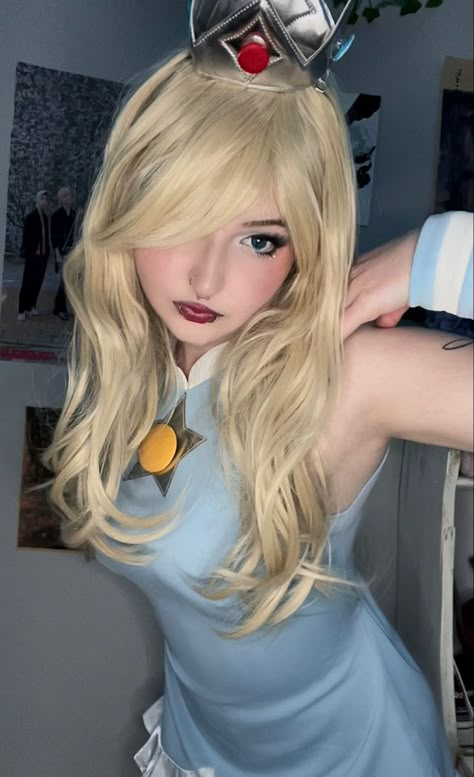 rosalina cosplay Rosalina Cosplay Makeup, Rosalina From Mario, Rosalina Mario Cosplay, Granmamare Cosplay, Princess Rosalina Cosplay, Rosalina Mario Costume, Blonde Cosplay Ideas, Rosalina Makeup, Rosalina Outfits