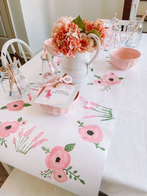 This spring themed DIY table runner is darling, and a fun way to get your kiddos to help out with decorating for a special occasion. Spring Table Runner Ideas, Mothers Day Table, Easy Diy Table, Diy Table Runner, Table Runner Diy, Spring Table Runner, Artsy Ideas, Floral Table Runner, Spring Party