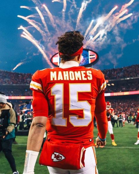 Show your love for the Kansas City Chiefs with this stunning Patrick Mahomes #15 sign. Measuring 9x2 inches, this red sign is the perfect addition to any fan's collection. This sign is a must-have for any NFL fan. Whether you're displaying it in your home, office, or tailgate party, this sign is sure to impress. Get your hands on this one-of-a-kind piece of memorabilia today! Patrick Mahomes Wallpaper, Kansas City Chiefs Wallpaper, Football Hits, Pat Mahomes, Chiefs Wallpaper, Kc Chiefs Football, Kansas Chiefs, Go Chiefs, Nfl Football Pictures