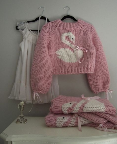 Swan Sweater, Pink Swan, Baby Embroidery, Dolce E Gabbana, Cute Sweaters, Baby Sweaters, Dream Clothes, Crochet Fashion, Crochet Sweater