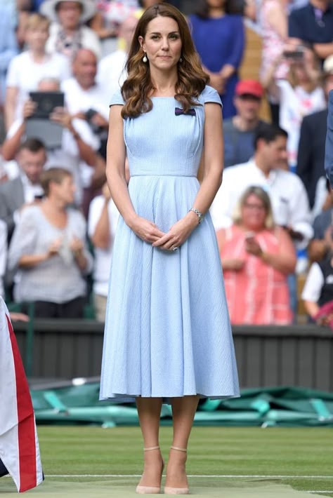 Kate Middleton Midi Light Sky Blue Dress With Cap Sleeves Wimbledon 2019 Cocktail Dress Prom Red, Kate Middleton Blue Dress, Prom Red Carpet, Kate Middleton Wimbledon, Kate Middleton Stil, Style Kate Middleton, Duchesse Kate, Düşes Kate, Herzogin Von Cambridge