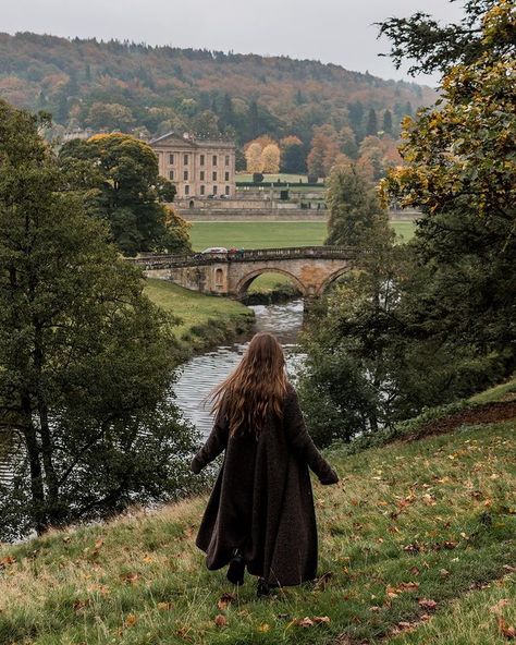 Chatsworth House, Wallpaper Halloween, Dark Academia Aesthetic, Academia Aesthetic, Foto Ideas Instagram, Autumn Cozy, English Countryside, Autumn Aesthetic, Wallpaper Aesthetic