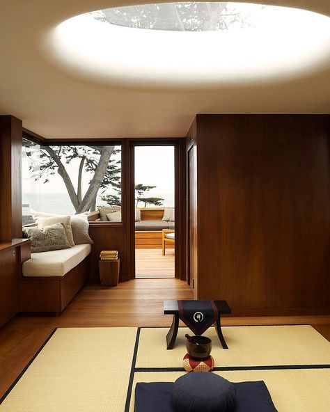 Stunning use of skylight for the Asian style Meditation room Sala Zen, Meditation Room Design, Japanese Elements, Zen Interiors, Modern Family Rooms, Meditation Room Decor, Japanese Interiors, Meditation Rooms, Zen Room