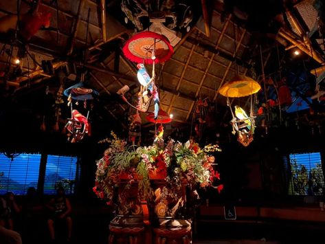 Walt Disney's Enchanted Tiki Room - Magic Kingdom - Walt Disney World Made Easy for Everyone Disney Tiki Room, Tiki Room Disney, Theatre In The Round, Walt Disney's Enchanted Tiki Room, Magic Kingdom Rides, Tiki Statues, Disney Enchanted, Disney World Rides, Tiki Totem