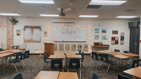 High School Teacher Aesthetic Classroom, Cute High School Classroom, English Teacher Classroom High School, Ela Teacher Classroom, Classroom Inspiration High School, High School History Classroom Decorating, High School Classroom Ideas, History Classroom Ideas, High School Classroom Setup