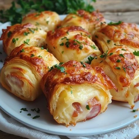 Wrapped Food Ideas, Recipe With Bread Slices, Family Snack Ideas, Snacks With Bread, Bread Snacks Recipes, Recipes With Old Bread, Simple Snack Recipes, Healthy Tasty Food, Croissant Rolls