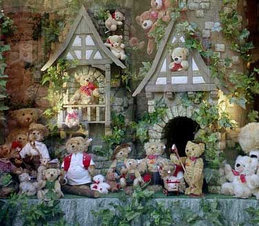 Teddy Bear Display, Christmas Toy Shop, Teddy Bears Picnic, Teddy Bear Hug, Teddy Bear Collection, Teddy Bear Picnic, Christmas Bear, Bear Hug, Doll Stands