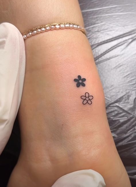 A tiny poppy and tiny daisy instead to represent the boys Clover Tattoo, Cute Simple Tattoos, Basic Tattoos, Woman Tattoo, Small Pretty Tattoos, Petite Tattoos, Sketch Tattoo, Cute Small Tattoos, Simple Tattoo