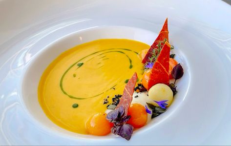 Pumpkin Soup Plating, Soup Fine Dining, Fine Dining Soup, Gastronomic Food, Fine Dining Plating, Creamy Pumpkin Soup, Gourmet Food Plating, Thanksgiving Entertaining, Pumpkin Curry