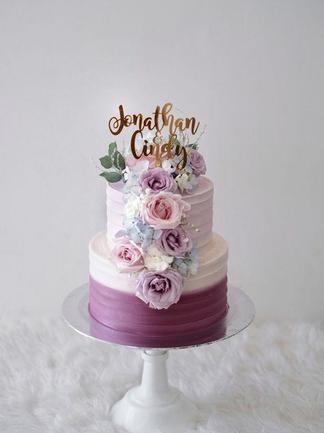 Buttercream cake with flower 2 Tier Anniversary Cake, Wedding Cake Buttercream Flowers, Wedding Cakes Buttercream, Mummy Cake, Mother Birthday Cake, Mum Cake, Cake Shake, Tier Cakes, Cake Bouquet