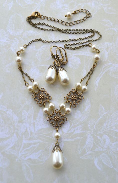 Tudor Style Antiqued Brass Filigree Swarovski Crystal Pearl Drop Bridal Necklace and Earring Set - Etsy Historical Jewellery Ancient Jewelry, Antique Pearl Jewelry, Caygill Spring, Vintage Necklace Antiques, Tudor Jewelry, 1800s Jewelry, Regency Jewelry, Vintage Wedding Accessories, Walburga Black